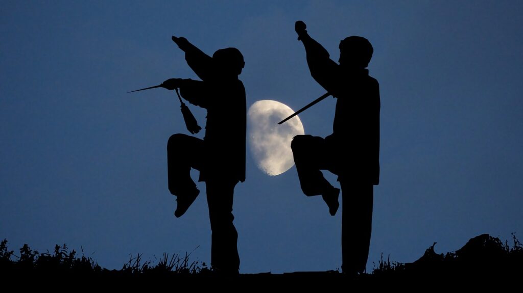 casal praticando espada tai chi durante a noite. Tai chi chuan espada