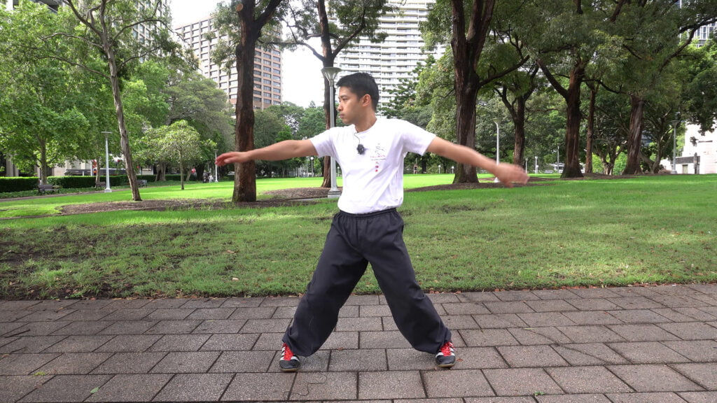 Exercicio numero dois do tai chi chuan, balançando os braços com os pés afastados.