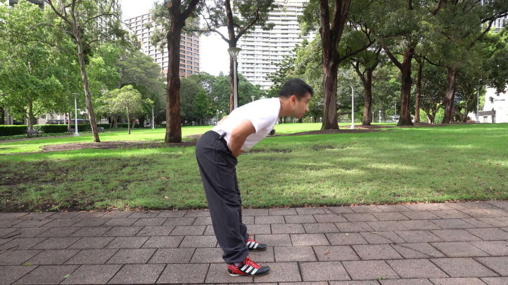 Tai chi chuan para coluna lombar. Dobrar a coluna para frente deixando o peito paralelo ao chão olhando para frente.