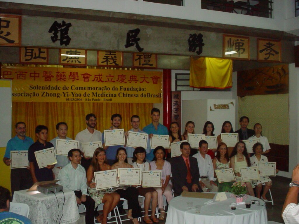 Foto com todos os integrantes recebendo do Certificado Internacional de Acupuntura pela WFCMS em março de 2006.