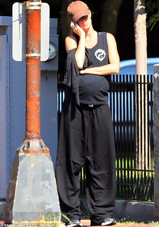 Modelo brasileira Gisele Bundchen grávida parada na rua falando ao telefone com o uniforme de tai chi chuan.
"tai-chi-chuan para gestantes"