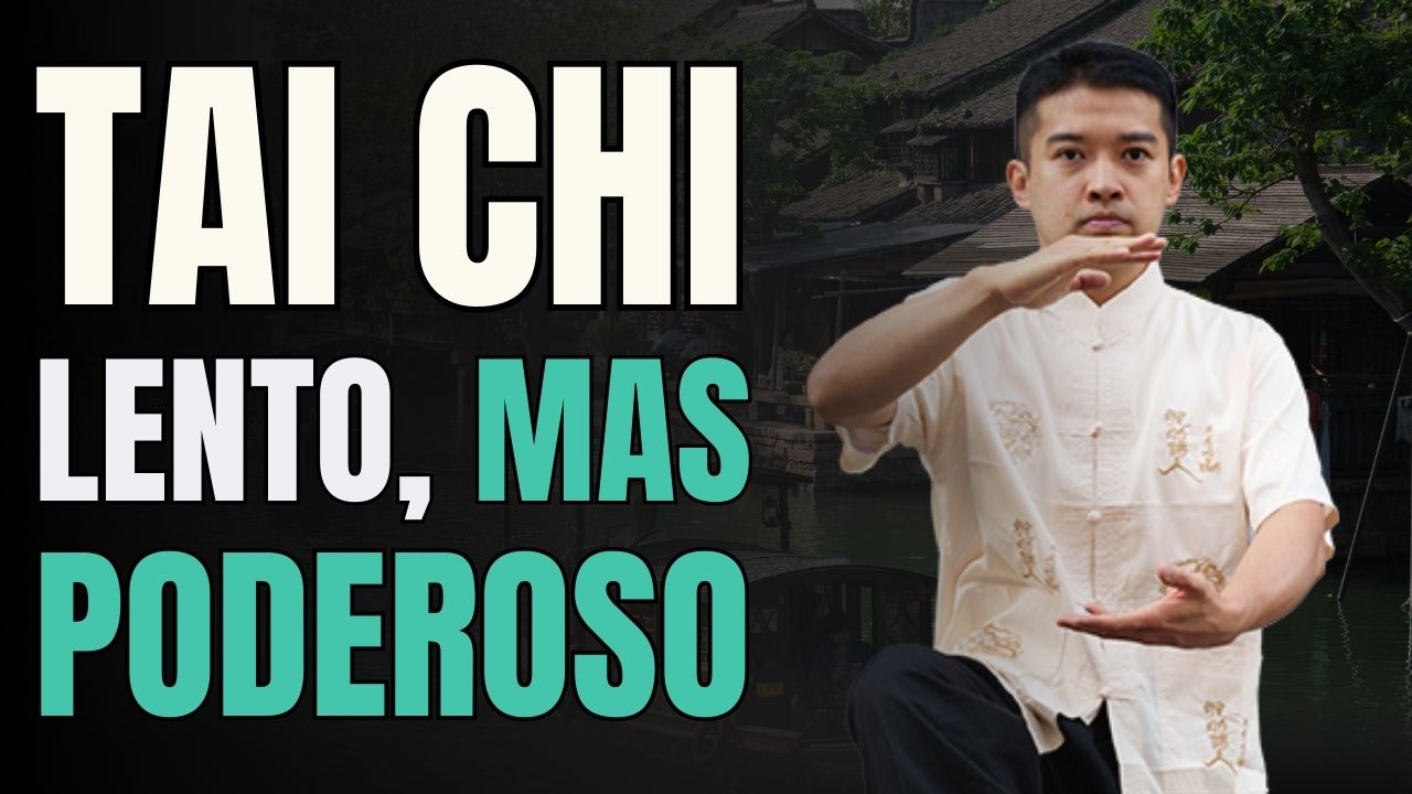 Homem praticando Tai Chi Chuan com movimentos lentos e fluidos em jardim sereno