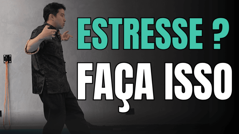 Homem praticando exercício de Tai Chi Chuan em um ambiente calmo para acalmar a mente e aliviar a ansiedade.