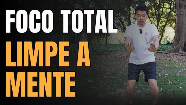 Homem praticando Tai Chi Chuan em um ambiente calmo, focando na respiração profunda para melhorar a concentração e reduzir o estresse.
